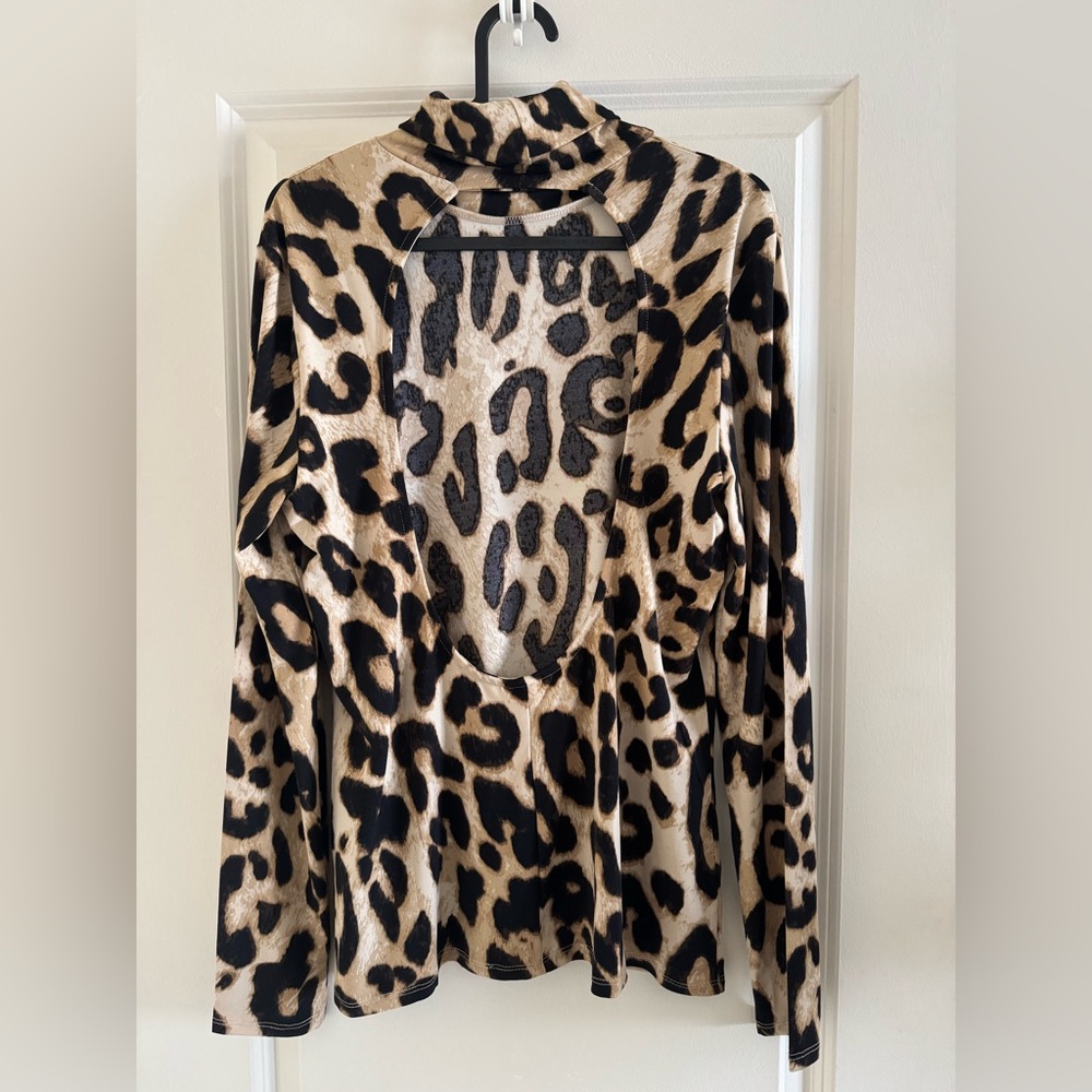 NWT H&M Leopard Print Turtleneck Top with Cut Out Back Size Large - Picture 2 of 5